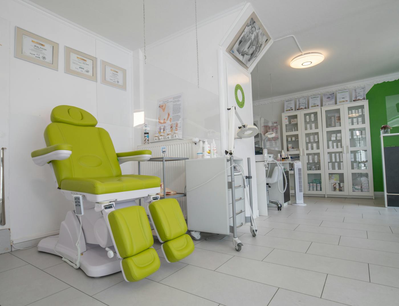 KlutchMD clinical suite with treatment chair and medical equipment